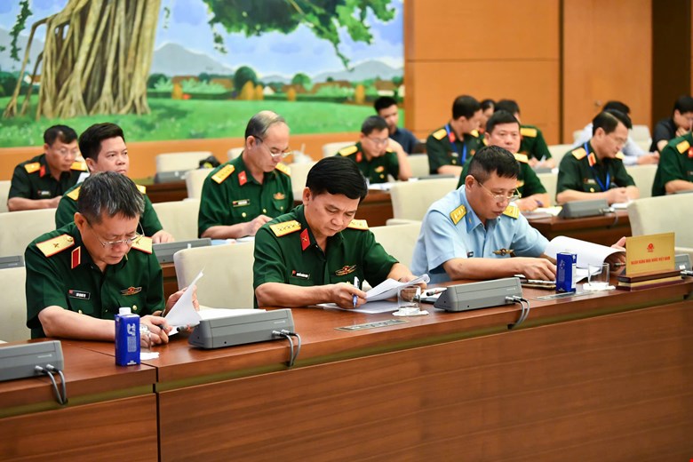 The Government proposes to add a provision that the Commander and Deputy Commander of the Commune-level Military Command are civil servants. Photo: Quochoi.vn