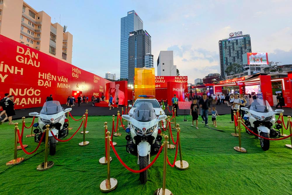 Mo to tuan tra Honda Gold Wing la mot trong nhung mau mo to hien dai va cao cap nhat duoc trang bi trong cac luc luong canh sat tren the gioi. Day cung la phuong tien tham gia trinh dien trong chuong trinh “Vinh quang Cong an nhan dan Viet Nam“.