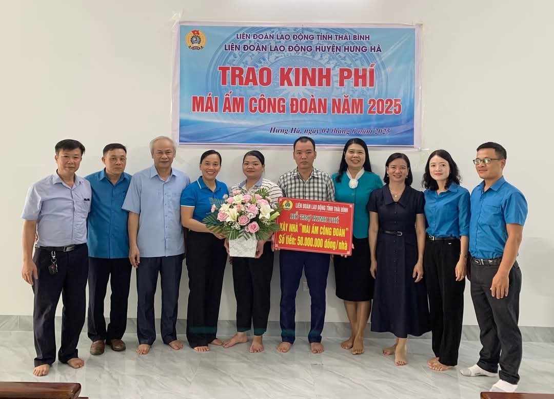 Lanh dao LDLD tinh, lanh dao LDLD huyen Hung Ha, lanh dao Benh vien trao kinh phi va qua cho doan vien Nguyen Thi Thuy, Benh vien da khoa Hung Nhan. Anh Ba Manh