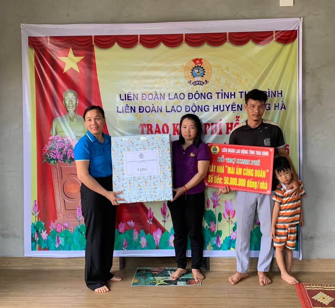 Pho Chu tich LDLD tinh Pham Thi Thang trao kinh phi va qua cho gia dinh doan vien Tran Thi Quang. Anh Ba Manh.