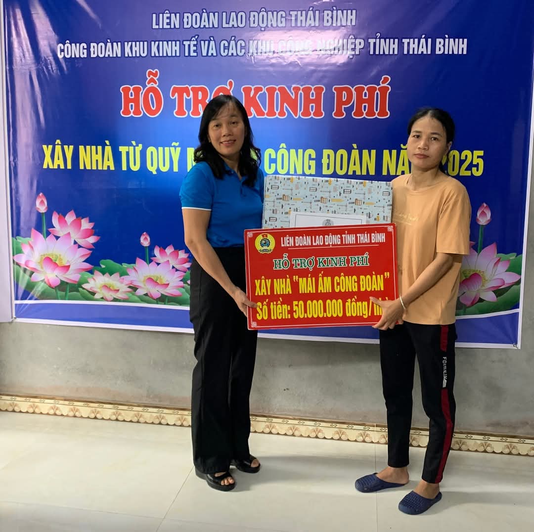 Vice President of Thai Binh Provincial Federation of Labor Pham Thi Thang presented support funds and gifts to congratulate union member Hoang Thi My. Photo: Ba Manh