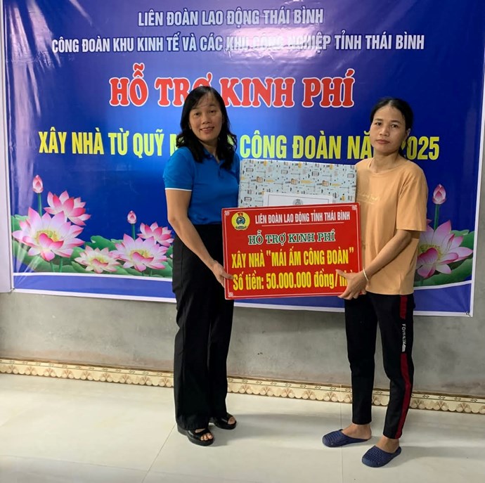 Trao 200 triệu đồng hỗ trợ 4 đoàn viên ở Thái Bình xây nhà Mái ấm Công đoàn