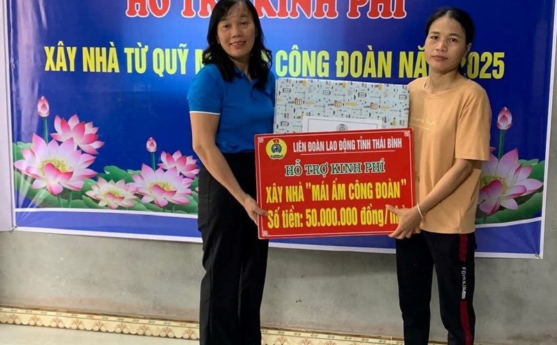 Vice President of Thai Binh Provincial Federation of Labor Pham Thi Thang presented support funds and gifts to congratulate union member Hoang Thi My. Photo: Ba Manh