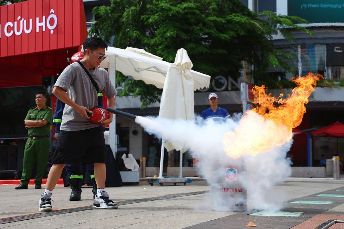 La gente transformo a los bomberos en el evento de la Policia Popular en la ciudad de Ho Chi Minh