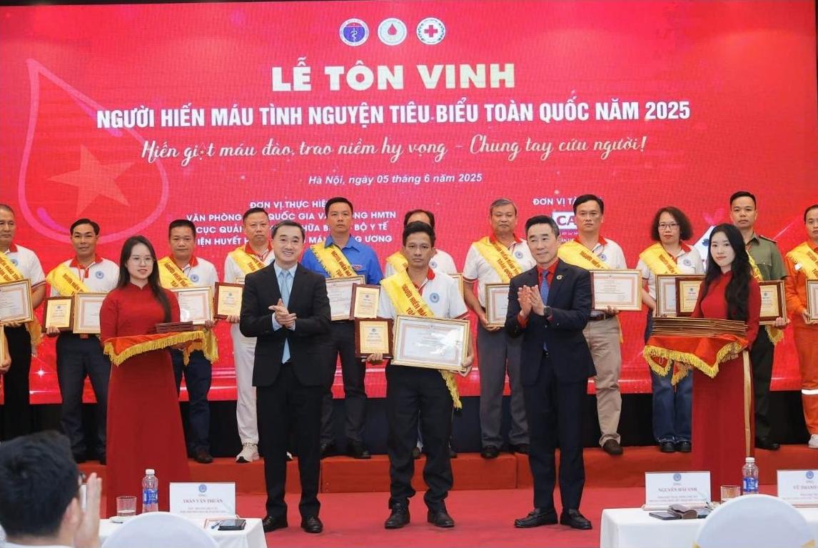 The National Outstanding Voluntary Blood Donor Honoring Program. Photo: Phuong Anh