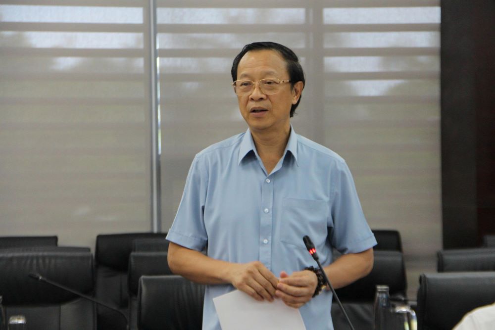 El viceministro de Educacion y Capacitacion Pham Ngoc Thuong verifico la preparacion del examen de graduacion de la escuela secundaria en Da Nang. Foto: Tran Thi