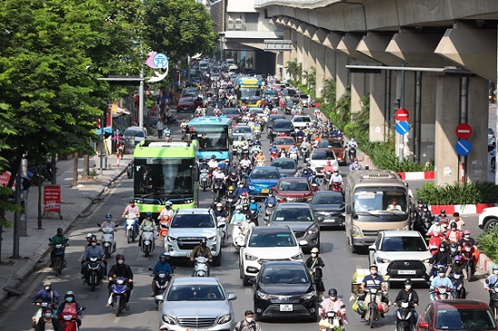 El Ministerio de Finanzas propuso sincronizar la tarifa de registro para motocicletas. Foto: Xuyen Dong