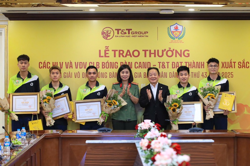 Doi bong ban CAND-T&T nhan thuong sau thanh tich tai giai bong ban quoc gia 2025. Anh: Minh Dan