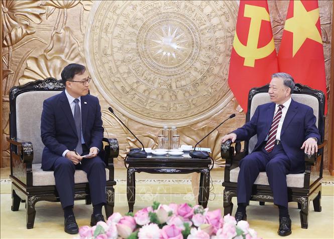General Secretary To Lam received Korean Ambassador to Vietnam Choi Young Sam. Photo: VNA