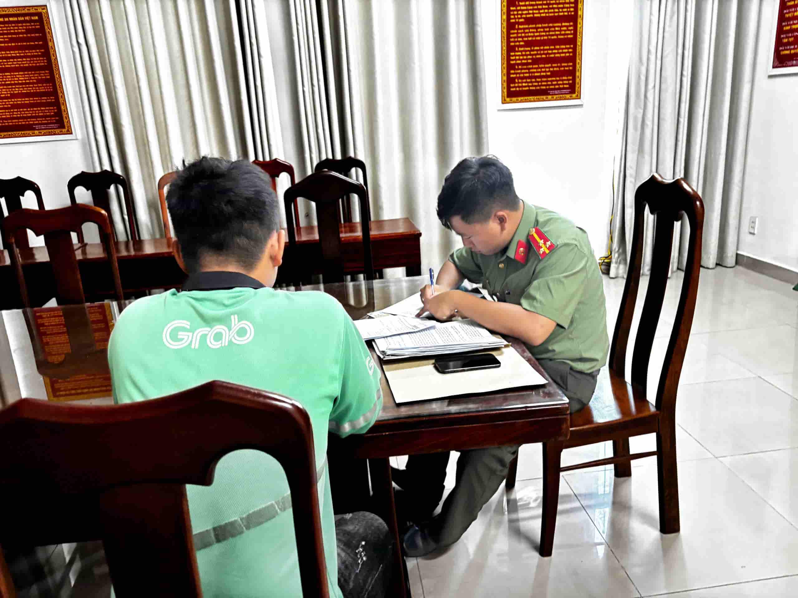 El controlador de tecnologia en NHA Trang devolvio 1.77 mil millones de dong para cambiar el mal. Foto: Policia proporcionada