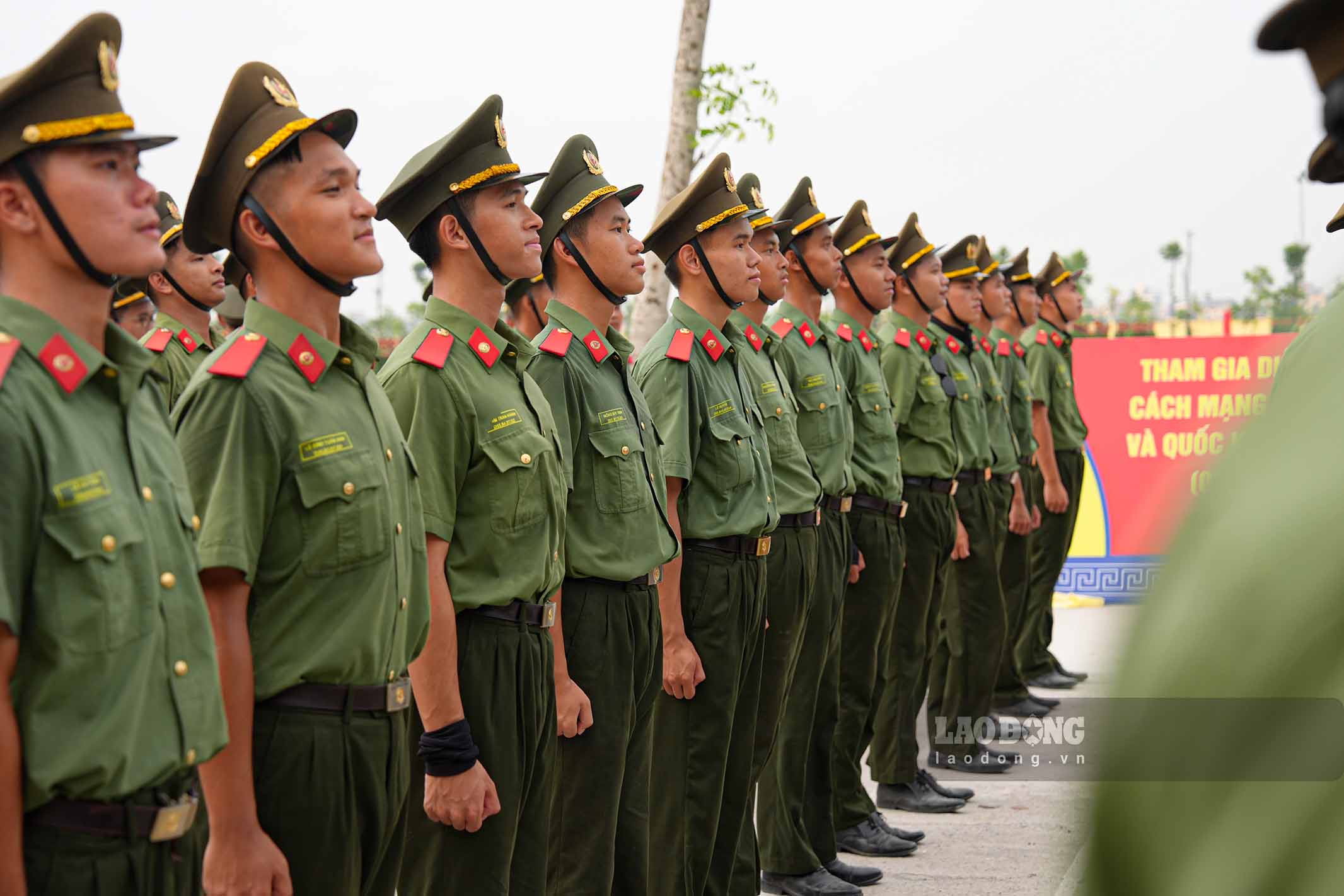 Theo Dai uy Pham Duy Quy, giao vien chinh khoi 15, gom hoc vien cac truong Cong an nhan dan, hien khoi da hoan thanh giai doan dau voi cac buoc co ban, va dang buoc sang giai doan hai, tap trung vao viec phoi hop hoan chinh cac dong tac nhu di deu, dung nghiem... Dang chu y, phan lon hoc vien, chien si trong khoi deu la nhung nguoi tu nguyen viet don tham gia, nen tinh than luyen tap rat hang say, nhiet huyet, the hien ro suc tre va the luc doi dao.