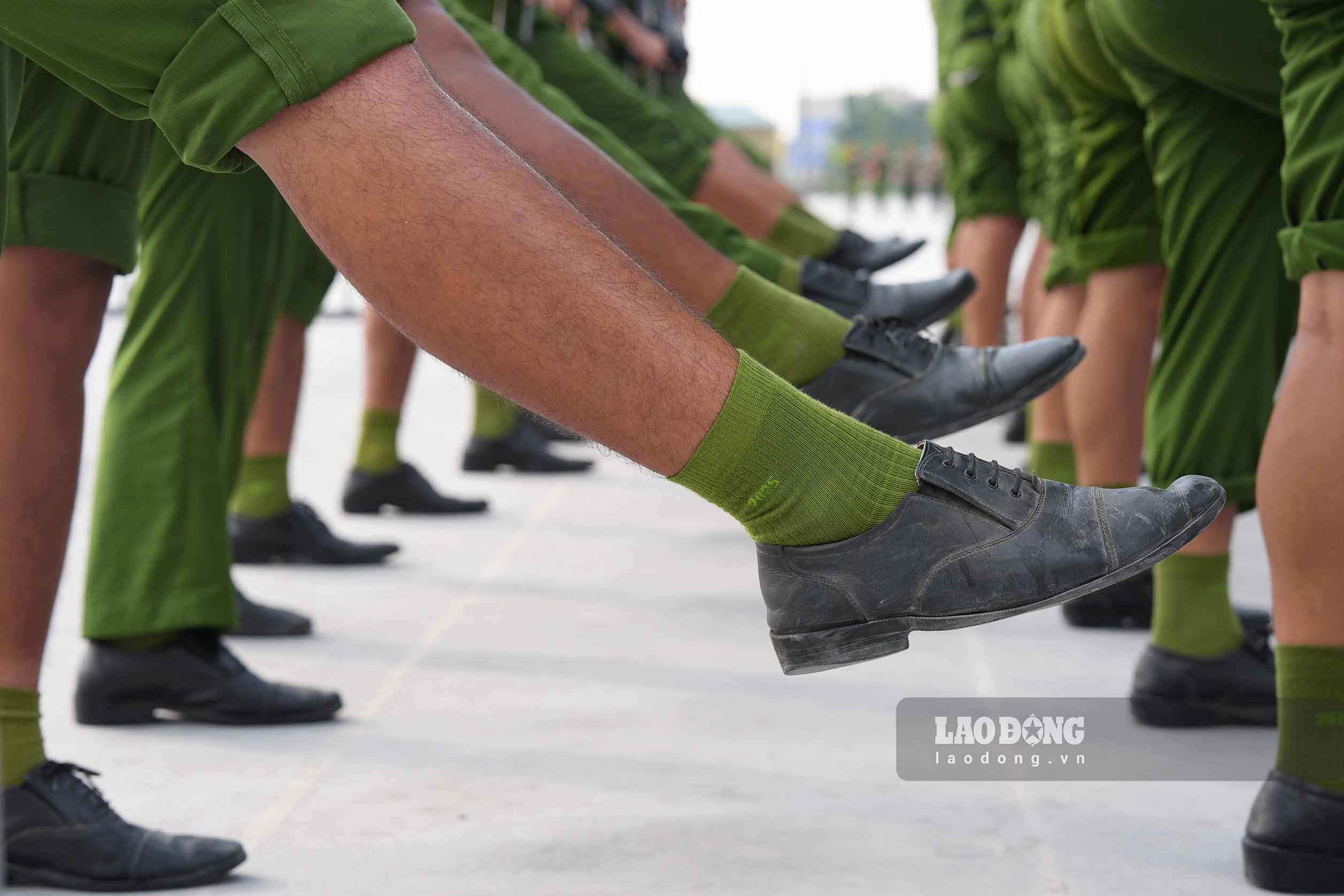 Trong qua trinh tap luyen, cac chien si phai nang deu chan, xan chan quan de can bo huong dan de kiem soat, dieu chinh.