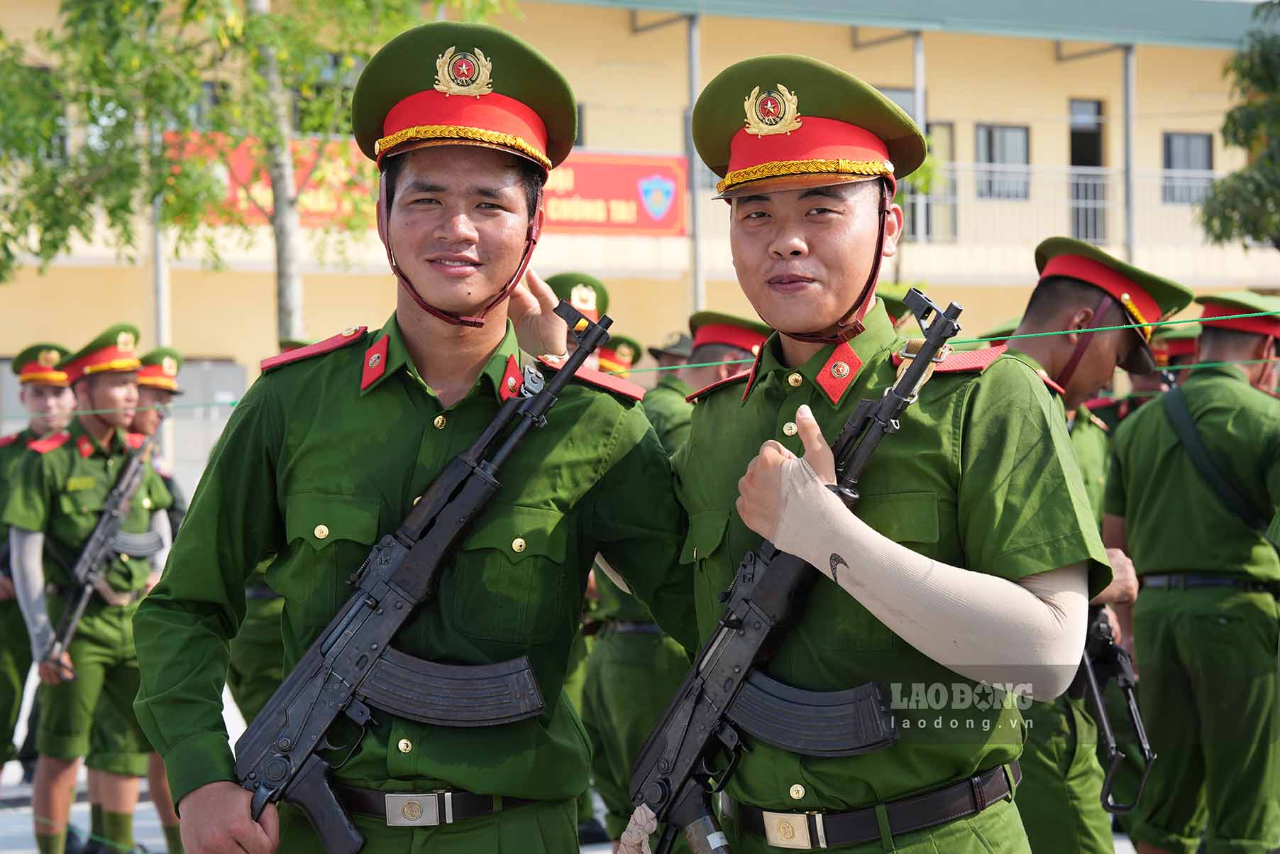 Hoc vien Vu Manh Tien (Truong Cao dang Canh sat nhan dan - T09) cho biet, thoi tiet nang nong, oi buc khong it lan khien anh cam thay met moi. Tuy vay, moi khi nghi den nhiem vu duoc giao, Tien lai tu nhac minh phai co gang, quyet tam hoan thanh tot phan viec duoc phan cong.