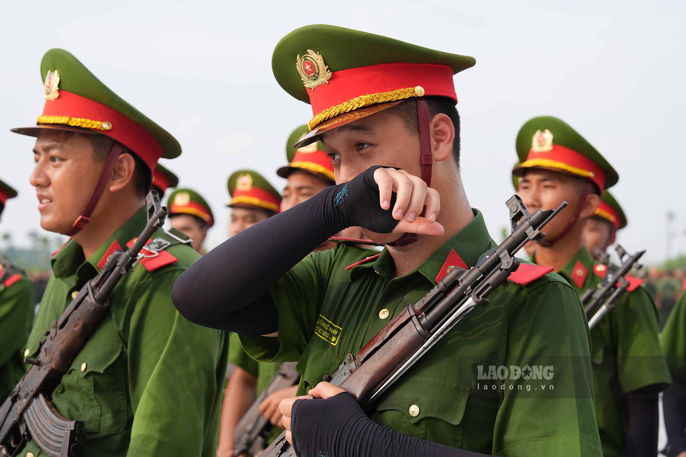 Trang phuc uot dam mo hoi nhung anh mat cua cac chien si van day quyet tam, the hien long tu hao khi duoc tham gia nhiem vu dac biet quan trong.