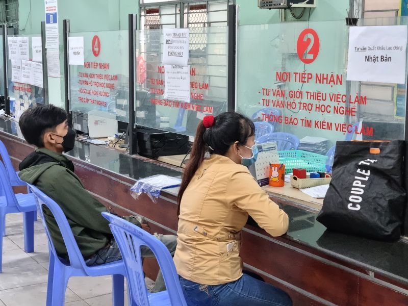 In the first 5 months of 2025, the Ho Chi Minh City Employment Service Center has advised the Department of Home Affairs to sign and issue 875 decisions to support vocational training for workers receiving unemployment benefits. Photo: Nam Duong