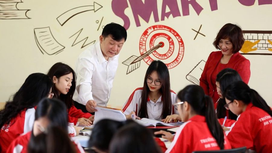 Người thuyền trưởng luôn đau đáu với giáo dục vùng cao. Ảnh: Tuấn Anh