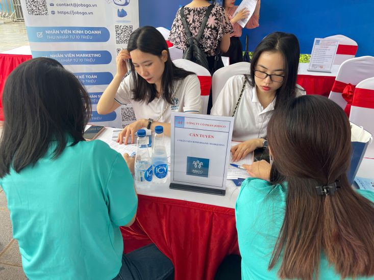Workers, especially young workers, are provided with vocational counseling, training connections and access to comprehensive information about the job market. Photo: Huong Nha