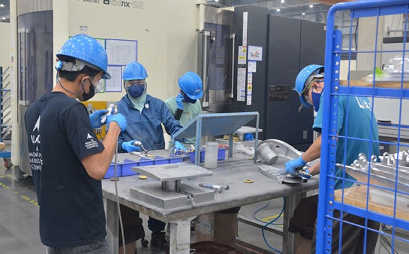 Workers of Universal Alloy Corporation Vietnam Co., Ltd. are equipped with modern technology, strictly applying the regulations of the international safety management system. Photo: Tra Van