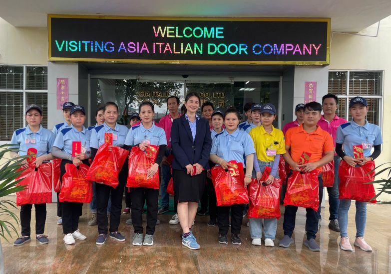The Trade Union of Cua It A Chau Technology Co., Ltd. presented gifts to support workers with children under 12 years old to study well. Photo: Dinh Trong