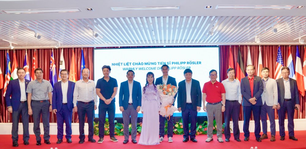 Hoi dong quan tri, Ban Dieu hanh Vietjet chao mung Tien si Philipp Rösler. Anh: Vietjet