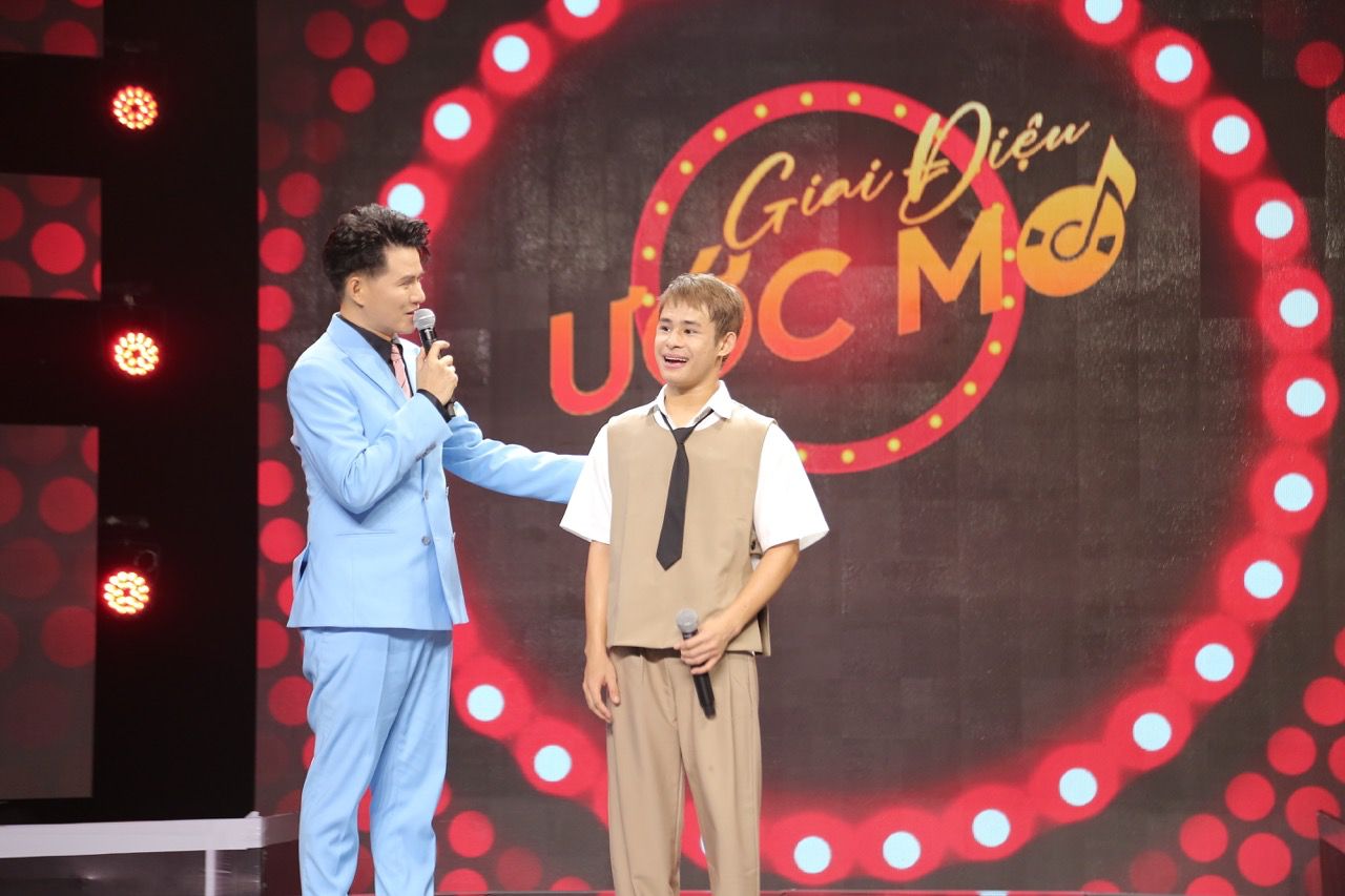 The young man with Tourette Dinh Viet Tuong syndrome. Photo: bee.