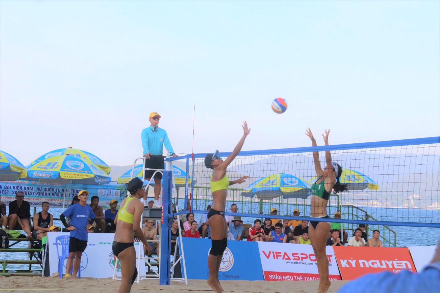 El equipo de voleibol femenino de Vietnam y China compite justo despues de la ceremonia de apertura. Foto: Phuong Linh
