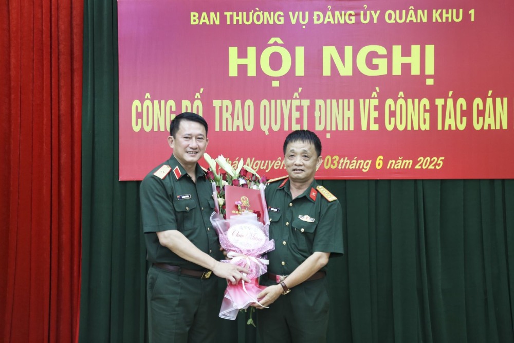 Major General La Cong Phuong - Party Secretary, Political Commissar of Military Region 1 congratulated Army Colonel Nguyen Khac Huy on being transferred to the position of Deputy Director of the Department of Military - Schools, General Staff. Photo: Military Region 1