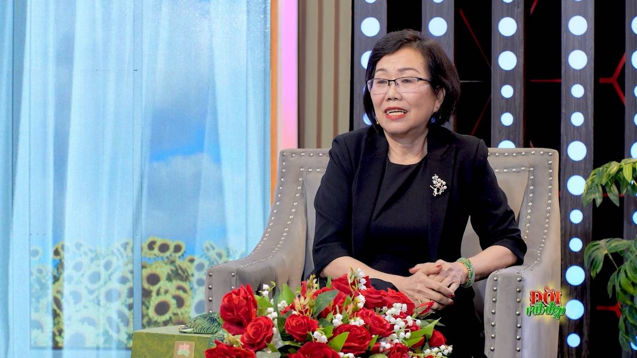 Cô Cao Thị Oanh giúp đỡ các học sinh lên thi đại học. Ảnh: Nhà sản xuất Jet.