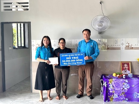 Representative of the Cu M'gar District Labor Federation presented funding to support the construction of a "Union Shelter" house to Ms. Hong Hung Nie. Photo: Thanh Quang