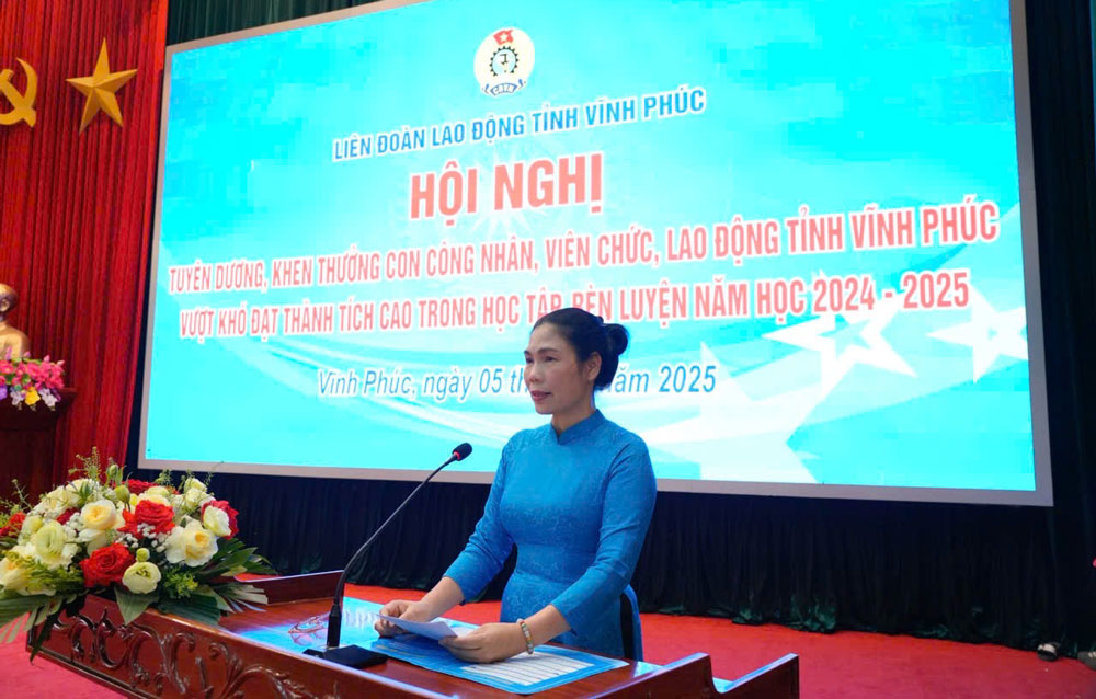 Dong chi Trinh Thi Thoa, Tinh uy vien, Chu tich Lien doan Lao dong tinh phat bieu tai hoi nghi. Anh: Kim Ly