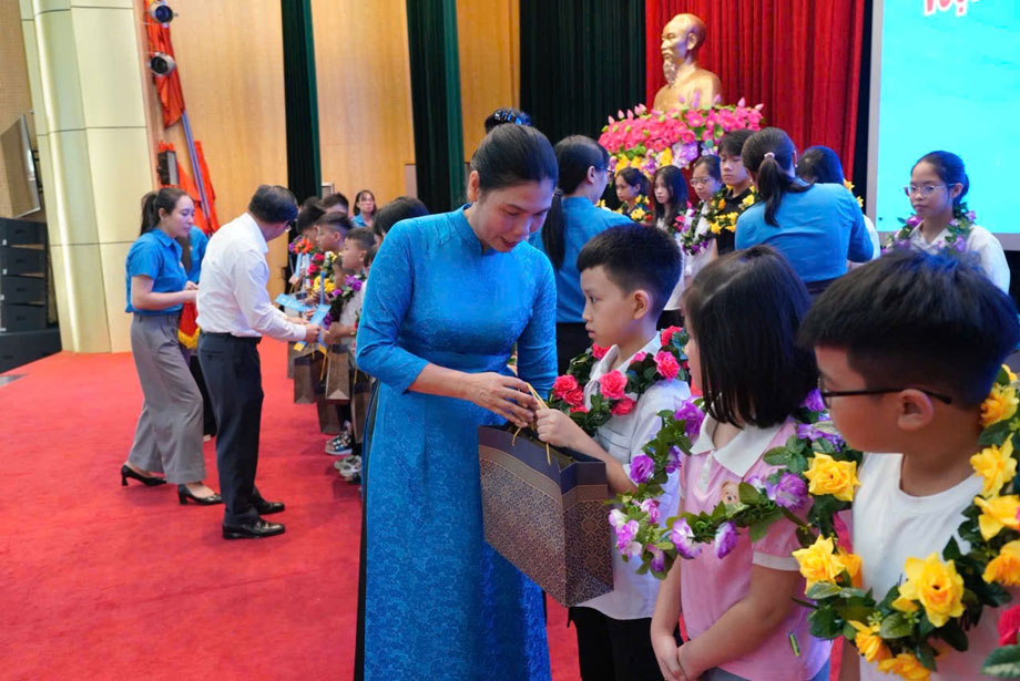 Ba Trinh Thi Thoa - Chu tich LDLD tinh Vinh Phuc trao qua cho con em cong nhan, vien chuc, lao dong co thanh tich cao trong hoc tap, ren luyen. Anh: Bao Nguyen