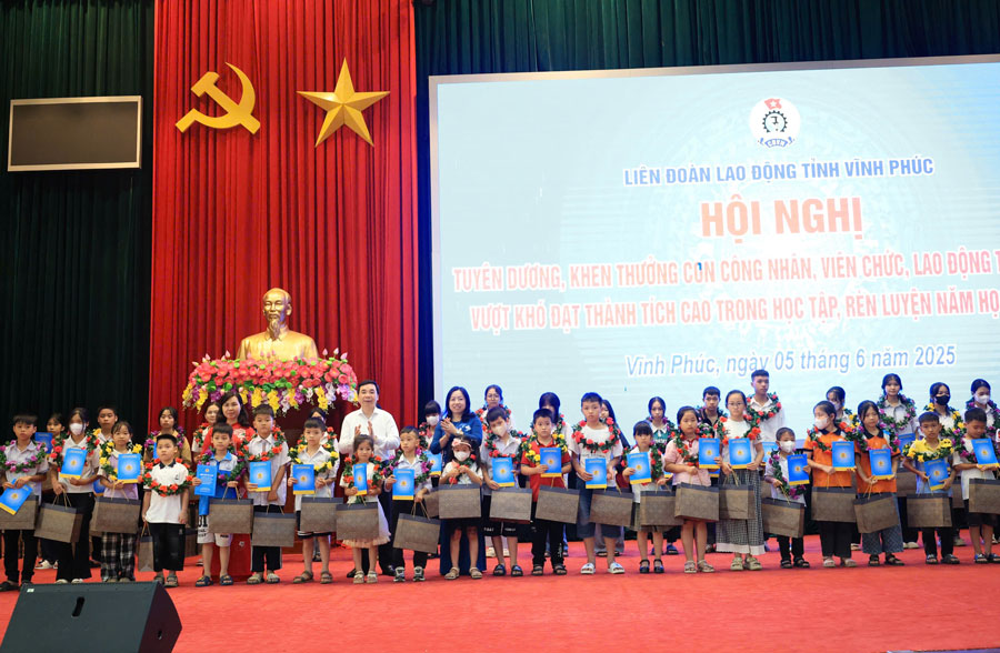 Permanent Vice President of the Vietnam General Confederation of Labor Thai Thu Xuong and Permanent Deputy Secretary of the Vinh Phuc Provincial Party Committee Bui Huy Vinh presented gifts to the children of workers, civil servants, and laborers. Photo: Bao Nguyen