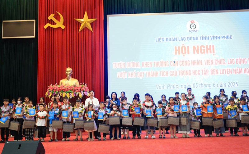 Permanent Vice President of the Vietnam General Confederation of Labor Thai Thu Xuong and Permanent Deputy Secretary of the Vinh Phuc Provincial Party Committee Bui Huy Vinh presented gifts to the children of workers, civil servants, and laborers. Photo: Bao Nguyen