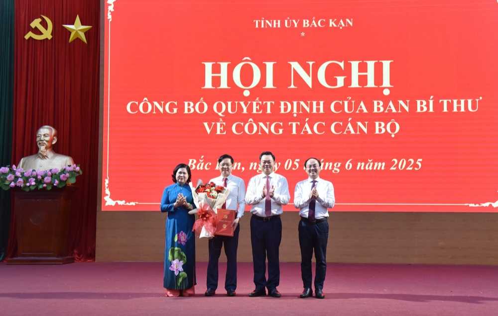 The Standing Committee of the Provincial Party Committee presented flowers to congratulate the new Deputy Secretary of the Provincial Party Committee Dinh Quang Tuyen. Photo: Dang Bach