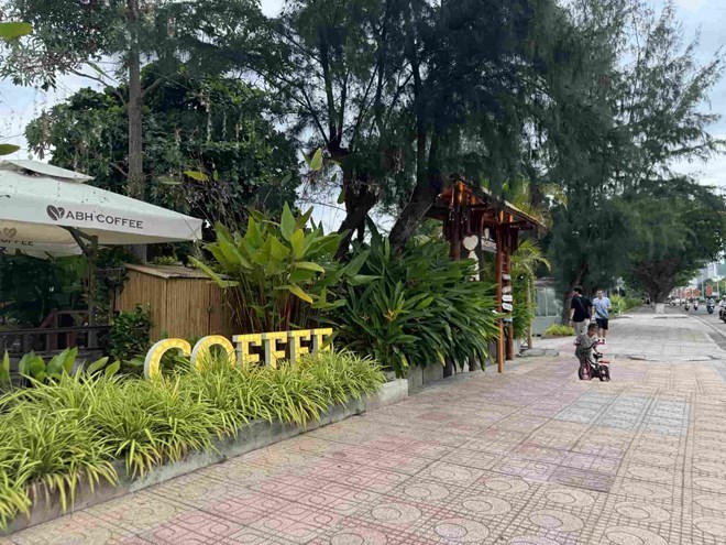 Cong ty TNHH Sovico Khanh Hoa hien con mot phan dat su dung lam quan cafe tai duong bo bien Nha Trang. Anh: Huu Long 