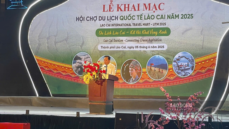 Ông Hoàng Quốc Khánh - Phó Chủ tịch thường trực UBND tỉnh Lào Cai phát biểu tại hội chợ. Ảnh: Đinh Đại
