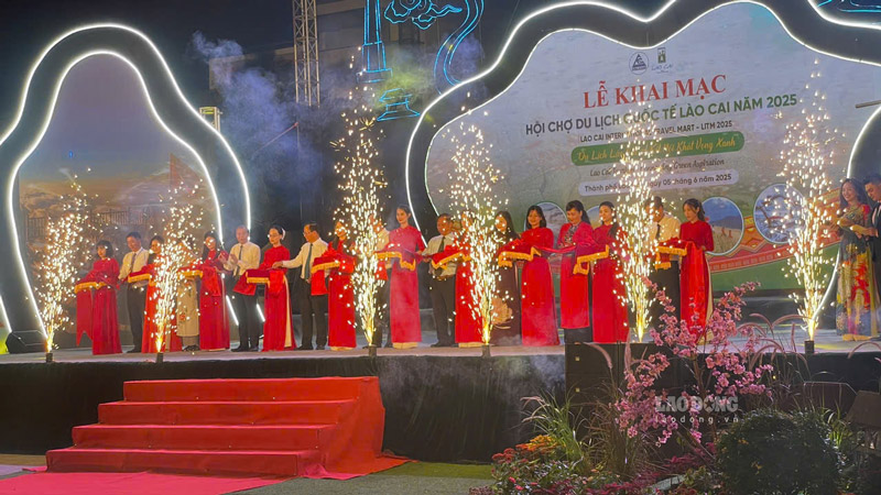 Cắt băng khai mạc hội chợ. Ảnh: Đinh Đại