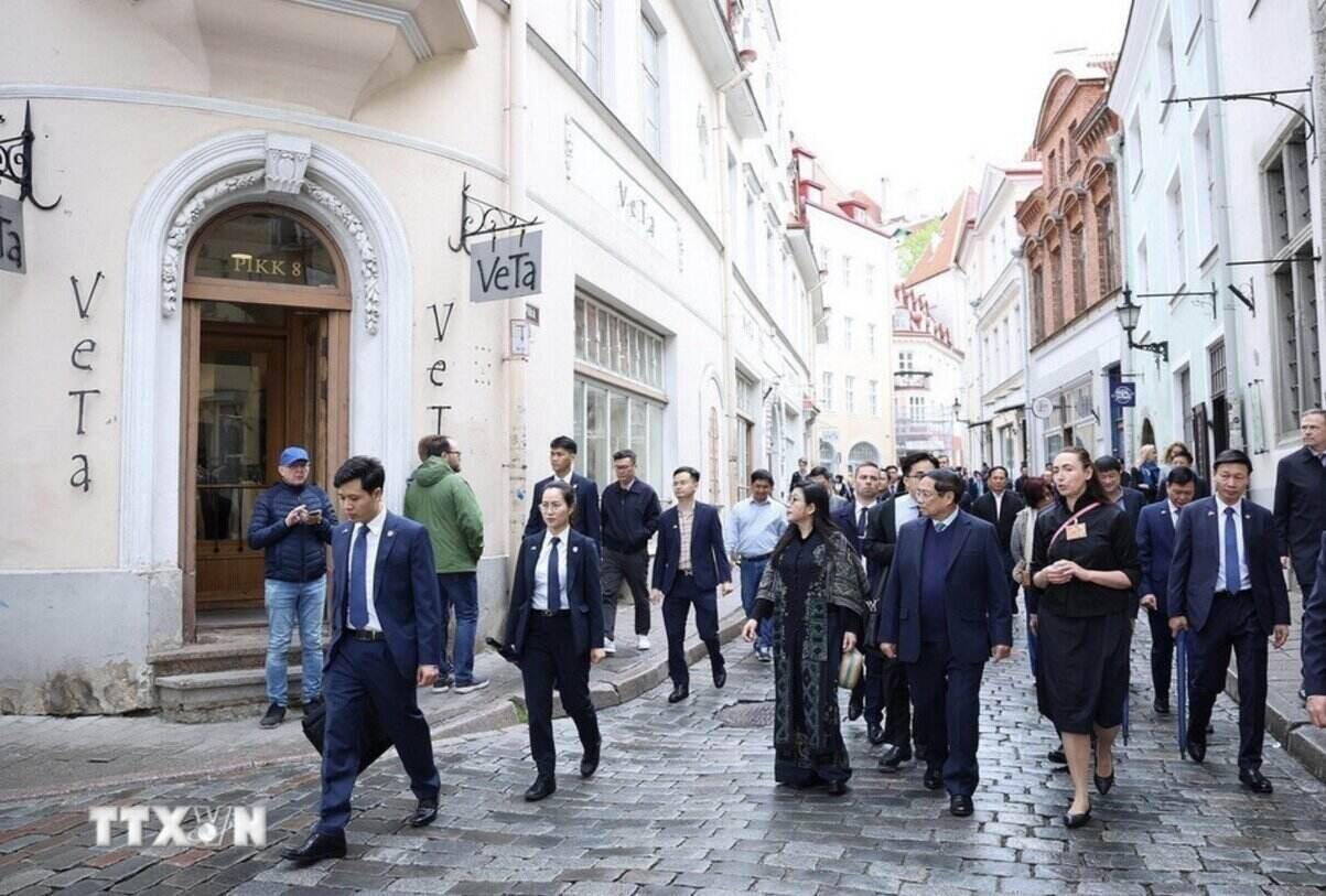 Politburo member and Prime Minister Pham Minh Chinh and his wife visit the ancient city of tallinn. Photo: VNA