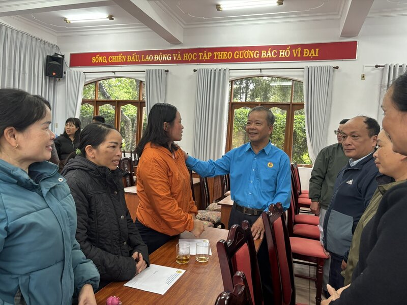 The Da Lat City Labor Federation visited and supported more than 1,000 union members in difficult circumstances. Photo: Lam Duc