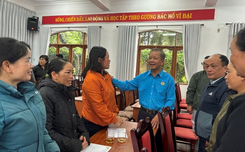 The Da Lat City Labor Federation visited and supported more than 1,000 union members in difficult circumstances. Photo: Lam Duc