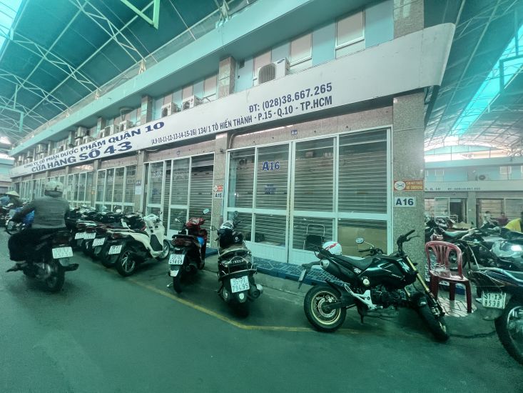Many drug stores have closed at the District 10 Pharmaceutical and Medical Equipment Trading Center, Ho Chi Minh City. Photo: Nguyen Ly