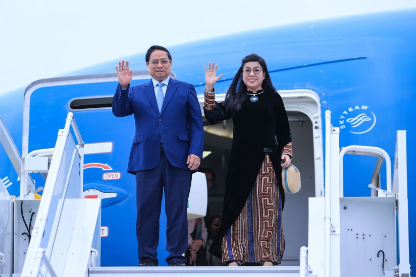 Politburo member and Prime Minister Pham Minh Chinh and his wife Le Thi Bich Tran arrived in Tallinn, Estonia. Photo: VGP
