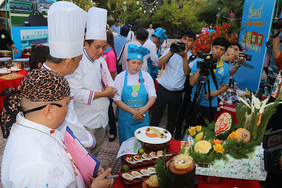 Ban giam khao cuoc thi am thuc Yen sao Khanh Hoa la cac dau bep chuyen nghiep. Anh: Phuong Linh