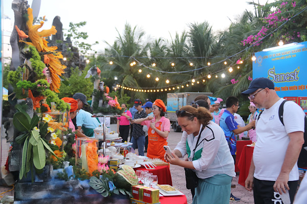 Du khach ngo ngang voi dac san Yen sao Khanh Hoa duoc sang tao ben bo bien vo cung dep mat. Anh: Phuong Linh