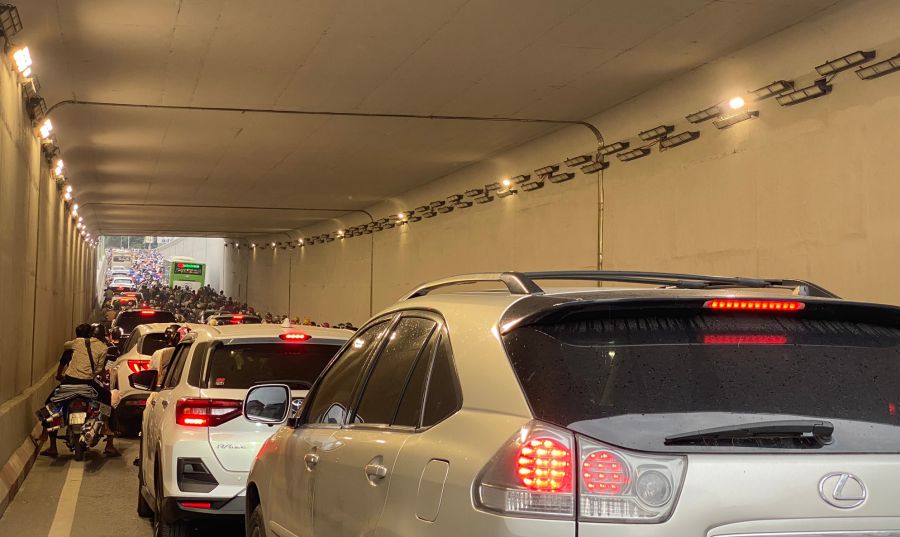 Las emisiones automotrices cubren el aire en los atascos de trafico en Hanoi. Foto: Duc Van