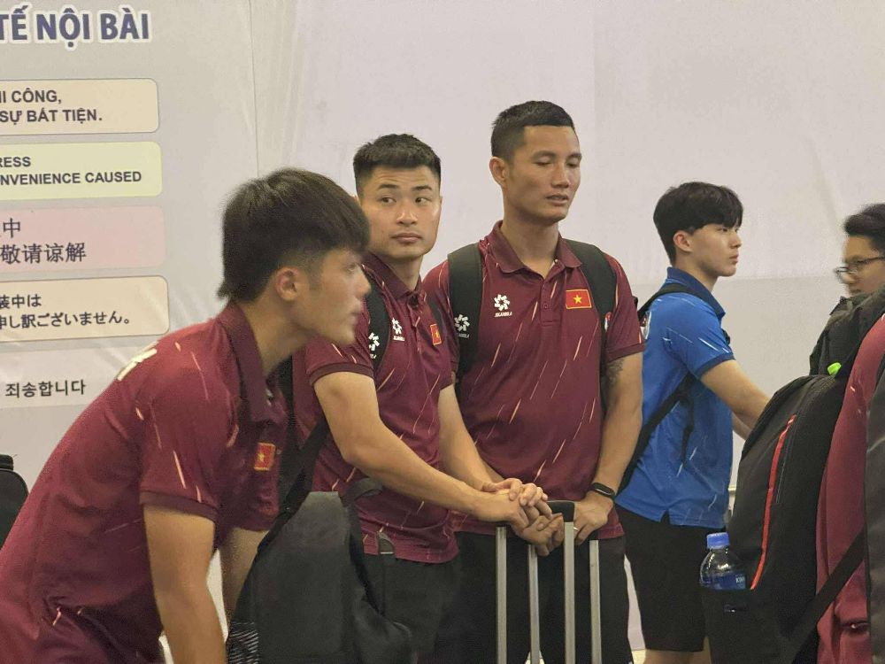 The Vietnam team leaves for Malaysia. Photo: Minh Duong
