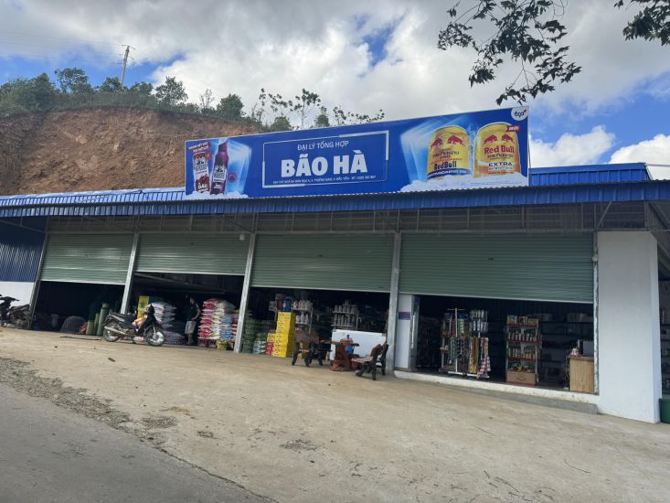 Some businesses are confused by the new regulations, even having to temporarily close. Photo: Luc Giang