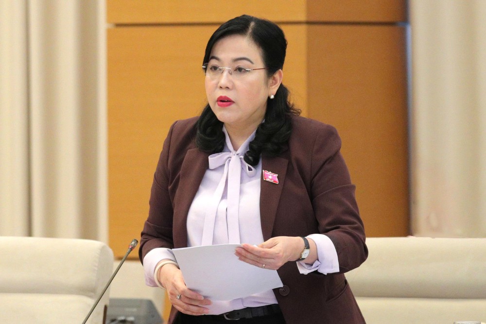 Chairman of the Delegation Work Committee Nguyen Thanh Hai presented the draft Resolution on personnel management for full-time National Assembly deputies. Photo: Pham Dong