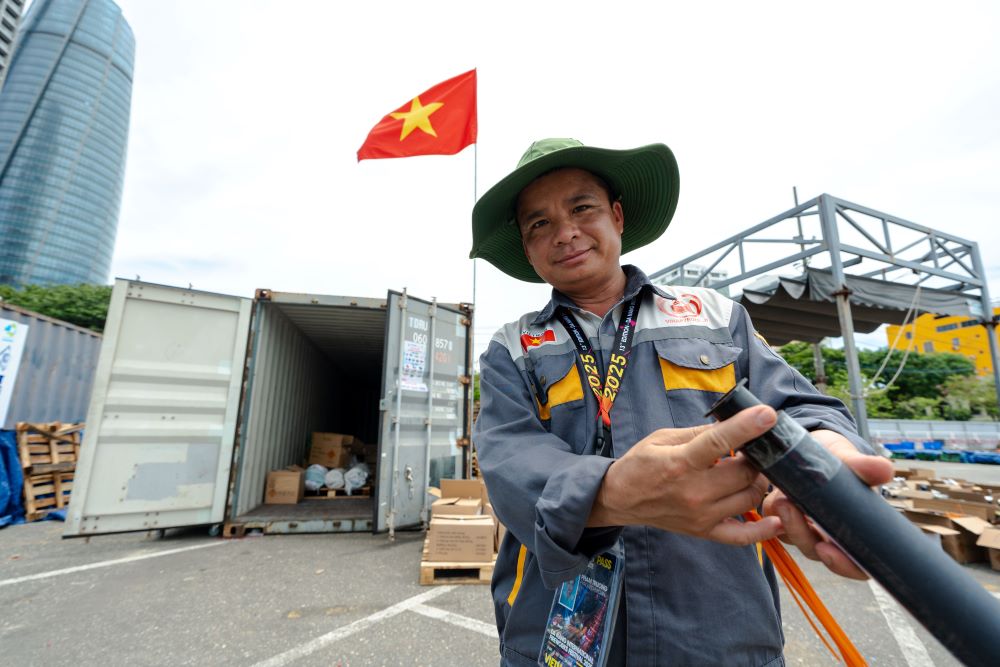 El equipo de artilleria del Departamento de Defensa vietnamita se realizo por primera vez en el Festival de fuegos artificiales de Danang. Foto: BTC