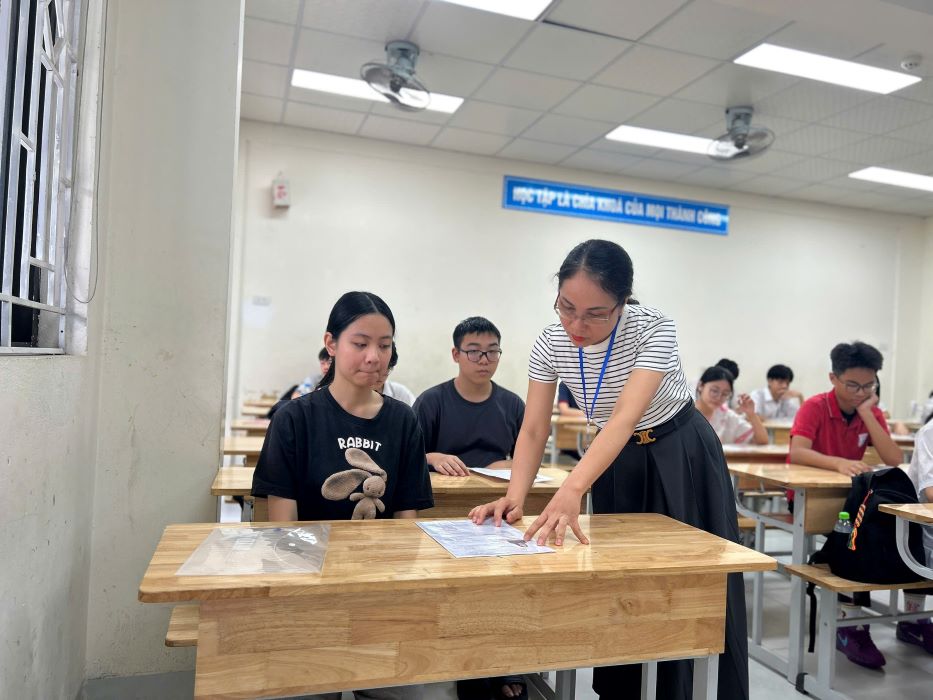 Thí sinh tại điểm thi Trường THCS Thành Công (Ba Đình) vào phòng làm thủ tục dự thi. Ảnh: Trang Linh